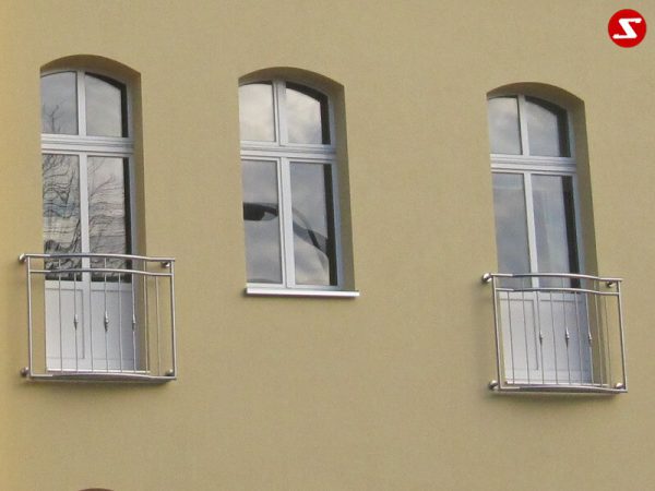 Französische Balkone sind eine Absturzsicherung. Unsere hoch qualitative französische Balkone kann man mit senkrechten Sprossen, vertikalen Reling bestellen. Bestellen Sie günstig und unkompliziert ihren französischen Balkon. Unsere französische Balkone sind zeitlos und pflegeleicht. Einfache Bestellung, Günstige Preise. Einfache Montage des franz. Balkons. Wir bieten wunderschöne französische Balkone als Absturzsicherung. Bestellen Sie günstig ihren Balkon aus Aluminium, Edelstahl-Niro oder Stahl. Bestellen Sie unkompliziert einen Modernen und praktischen franz. Balkon mit senkrechten, vertikalen Sprossen. Sehr eleganter, moderner und hoch qualitativer französische Balkongeländer gibt Ihrem Haus ein wunderschönes Design. Höchste Qualität. Einfache Bestellung und schnelle Abwicklung. Faire Preise. Produktion nach Kundenwunsch und Maß. Französischer Balkon mit senkrechten, Sprossen, vertikalem Reling, Draht aus Edelstahl, Stahl verzinkt oder Aluminium. Höchste Qualität. Faire, günstige Preise. Einfache Abwicklung. Geländer für Balkone, Terrassen mit waagrechten Sprossen. Produktion nach Kundenwunsch und nach Maß.