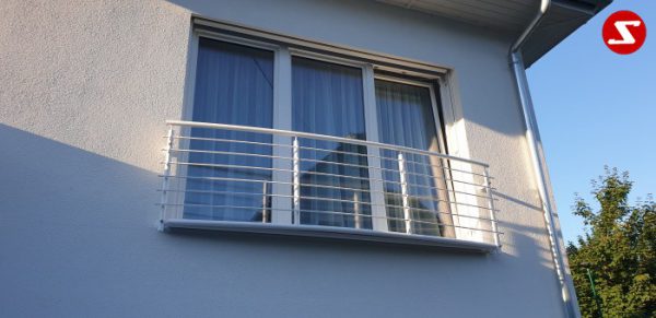 Französische Balkone sind eine Absturzsicherung. Unsere hoch qualitative französische Balkone kann man mit senkrechten Sprossen, vertikalen Reling bestellen. Bestellen Sie günstig und unkompliziert ihren französischen Balkon. Unsere französische Balkone sind zeitlos und pflegeleicht. Einfache Bestellung, Günstige Preise. Einfache Montage des franz. Balkons. Wir bieten wunderschöne französische Balkone als Absturzsicherung. Bestellen Sie günstig ihren Balkon aus Aluminium, Edelstahl-Niro oder Stahl. Bestellen Sie unkompliziert einen Modernen und praktischen franz. Balkon mit senkrechten, vertikalen Sprossen. Sehr eleganter, moderner und hoch qualitativer französische Balkongeländer gibt Ihrem Haus ein wunderschönes Design. Höchste Qualität. Einfache Bestellung und schnelle Abwicklung. Faire Preise. Produktion nach Kundenwunsch und Maß. Französischer Balkon mit senkrechten, Sprossen, vertikalem Reling, Draht aus Edelstahl, Stahl verzinkt oder Aluminium. Höchste Qualität. Faire, günstige Preise. Einfache Abwicklung. Geländer für Balkone, Terrassen mit waagrechten Sprossen. Produktion nach Kundenwunsch und nach Maß.