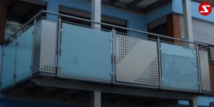 Balkongeländer mit Glas. Terrassen-Geländer mit Sicherheitsglas. Treppen-Geländer mit Sicherheitsglas. Absturzsicherung mit Glasplatten. Aluminium. Stahl verzinkt. Geländer günstig. Geländer-Design mit Glas. Sicherheitsglas VSG, ESG, ESG/VSG kombiniert. Edelstahl Sicherheitsgeländer für Balkone und Terrassen. Einfache Bestellung. Günstige Preise. Einfache Geländer Montage. Absturzsicherung mit Sicherheitsglas. Geländer- Design (Wind-und Sichtschutz). Edelstahl Geländer für Balkone. Geländer pflegeleicht. Balkongeländer. Terrassen-Geländer mit Sicherheitsglas. Höchste Qualität. Einfache Bestellung. Faire Preise. Produktion nach Kundenwunsch und Maß. Glas mit Klemm-Glas-Halter. Sicherheitsglas mit Punkthalter. Löchern im Sicherheitsglas.