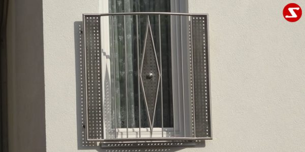 Französische Balkone mit Edelstahlplatten dienen als eine Absturzsicherung. Unsere hoch qualitativen französischen Balkone kann man mit Lochblech-Platten, perforierten Platten, vollen Blechplatten bestellen. Bestellen Sie den französischen Balkon günstig und unkompliziert. Unsere französischen Balkone sind zeitlos und pflegeleicht. Einfache Montage des französischen Balkons. Bestellen Sie günstig ihren Balkon aus Aluminium, Edelstahl-Niro oder Stahl. Kaufen Sie einen Modernen und praktischen französischen Balkon mit Edelstahl-Blech-Platten. Moderner französischer Balkon gibt Ihrem Haus ein wunderschönes Design. Höchste Qualität. Einfache Bestellung und schnelle Abwicklung. Faire Preise. Französischer Balkon nach Kundenwunsch und Maß. Französischer Balkon mit senkrechten, Sprossen, vertikalem Reling, Draht aus Edelstahl, Stahl verzinkt oder Aluminium. Höchste Qualität. Faire, günstige Preise. Einfache Abwicklung. Geländer für Balkone, Terrassen mit waagrechten Sprossen. Produktion nach Kundenwunsch und nach Maß. Französischer Balkon Nr. EP 2#2