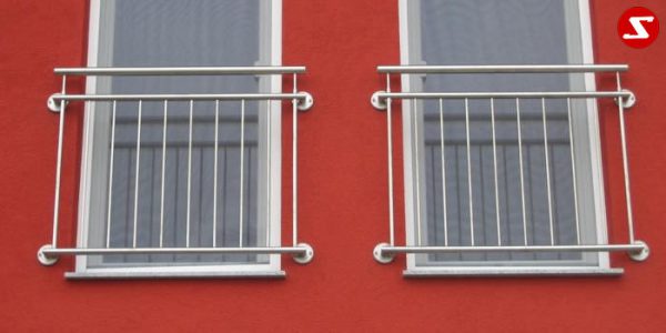 Französische Balkone sind eine Absturzsicherung. Unsere hoch qualitative französische Balkone kann man mit senkrechten Sprossen, vertikalen Reling bestellen. Bestellen Sie günstig und unkompliziert ihren französischen Balkon. Unsere französische Balkone sind zeitlos und pflegeleicht. Einfache Bestellung, Günstige Preise. Einfache Montage des franz. Balkons. Wir bieten wunderschöne französische Balkone als Absturzsicherung. Bestellen Sie günstig ihren Balkon aus Aluminium, Edelstahl-Niro oder Stahl. Bestellen Sie unkompliziert einen Modernen und praktischen franz. Balkon mit senkrechten, vertikalen Sprossen. Sehr eleganter, moderner und hoch qualitativer französische Balkongeländer gibt Ihrem Haus ein wunderschönes Design. Höchste Qualität. Einfache Bestellung und schnelle Abwicklung. Faire Preise. Produktion nach Kundenwunsch und Maß. Französischer Balkon mit senkrechten, Sprossen, vertikalem Reling, Draht aus Edelstahl, Stahl verzinkt oder Aluminium. Höchste Qualität. Faire, günstige Preise. Einfache Abwicklung. Geländer für Balkone, Terrassen mit waagrechten Sprossen. Produktion nach Kundenwunsch und nach Maß. Französischer Balkon Nr. SS4