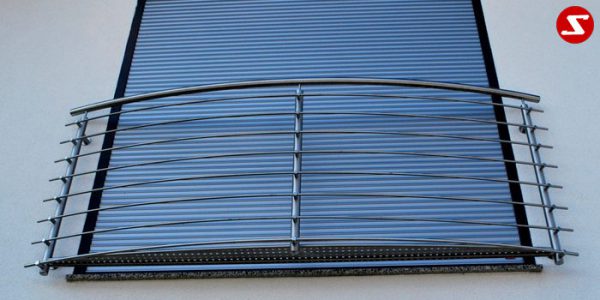 Französische Balkone sind eine Absturzsicherung für Bodentiefen Fenster und Türen. Unsere hoch qualitative französische Balkone kann man mit waagrechten Sprossen, quer Stangen bestellen. Bestellen Sie günstig und unkompliziert ihren französischen Balkon. Unsere französische Balkone sind zeitlos und pflegeleicht. Einfache Bestellung und Abwicklung. Günstige Preise. Einfache Montage des französischen Balkons. Bestellen Sie günstig ihren Balkon aus Aluminium, Edelstahl-Niro oder Stahl. Französischer Balkon ist modernen und praktisch. Sehr eleganter, moderner und hoch qualitativer französischer Balkon gibt Ihrem Haus ein wunderschönes Design. Höchste Qualität. Einfache Bestellung und schnelle Abwicklung. Faire Preise. Produktion nach Kundenwunsch und Maß. Französischer Balkon mit waagrechten sprossen-horizontalen Sprossen, -quer Reling-Draht aus Edelstahl, Stahl verzinkt oder Aluminium.
