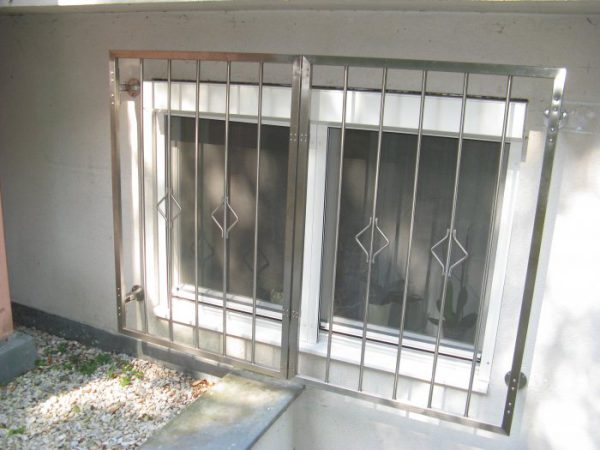 Fenstergitter sind eine gute Einbruchsicherheit. Fenstergitter als Einbruchschutz bestellen. Einbruchschutz mit senkrechten Sprossen kaufen. Einbruchschutz mit vertikalem Reling bestellen. Bestellen Sie günstig Fenstergitter. Unsere Fenstergitter sind zeitlos und pflegeleicht. Einfache Bestellung Fenstergitter. Günstige Fenstergitter. Fenstergitter einfache Montage. Wir bieten wunderschöne Fenstergitter als Einbruch Sicherheit. Bestellen Sie Fenstergitter aus Aluminium. Bestellen Sie Fenstergitter aus Edelstahl. Bestellen Sie günstig Fenstergitter. Bestellen Sie Fenstergitter aus Edelstahl. Bestellen Sie günstig ihre Fenstergitter aus Niro. Bestellen Sie günstig ihr Fenstergitter aus Stahl. Bestellen Sie unkompliziert ihr Fenstergitter aus Stahl. Praktische Fenstergitter mit senkrechten. Fenstergitter mit vertikalen Stäben kaufen. Elegante Fenstergitter kaufen. Moderne Fenstergitter bestellen. Qualitative Fenstergitter mit senkrechten Sprossen. Wunderschönes Design für Fenstergitter mit senkrechten Sprossen. Höchste Qualität der Fenstergitter mit senkrechten Sprossen. Einfache Bestellung Fenstergitter mit senkrechten Sprossen. Fenstergitter mit senkrechten Sprossen schnelle Abwicklung. Einbruchschutz mit vertikalem Reling faire Preise. Einbruchschutz mit vertikalem Reling Produktion nach Kundenwunsch. Einbruchschutz mit vertikalem Reling und Maß. Einbruchschutz mit vertikalem Reling. Fenstergitter gegen Einbruch mit senkrechten Sprossen. Fenstergitter mit vertikalem Reling kaufen. Fenstergitter mit Draht aus Edelstahl. Fenstergitter aus Stahl verzinkt. Fenstergitter aus Aluminium. Fenstergitter Höchste Qualität. Fenstergitter faire Preise. Fenstergitter günstige Preise. Fenstergitter Einfache Abwicklung. Schlosser für Fenstergitter. Schlosserei für Fenstergitter. Fenstergitter Hersteller.Fenstergitter-Nr.-SS-1-Variante-drehbar-absperrbar